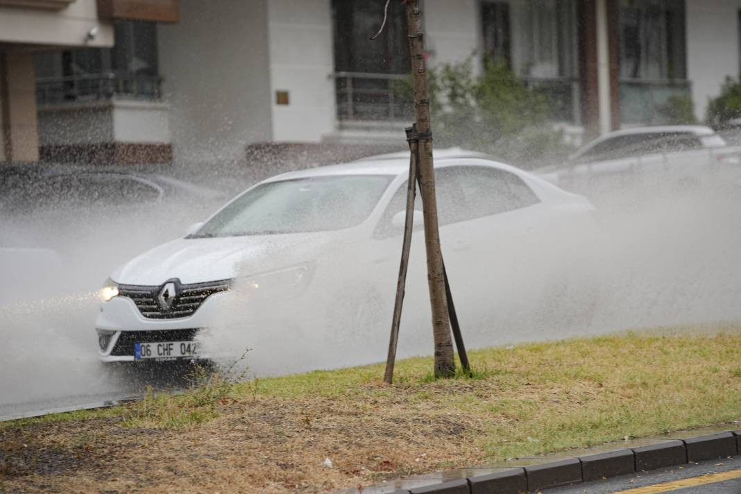 Ankara’da sağanak yaşamı felç etti! Alt geçit ve caddeler sular altında kaldı - Resim: 19